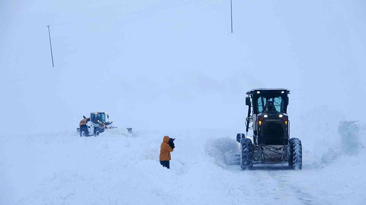 Yüksek kesimlerde fırtınanın da etkisiyle kar kalınlığının 5-6 metreyi bulduğu yerlerde görüş mesafesinin sıfıra düştüğünü belirten Aslan, “Ekip şeflerimizin öncülüğünde vatandaşımıza ulaşımı sağlıyoruz. Her ne kadar zorlansak da vatandaşlara hizmeti götürüyoruz. 4-5 metrelik kar kütlelerinin olduğu bazı noktalarda bazen 100 metrelik yeri bir saatte ancak açabiliyoruz” dedi.
