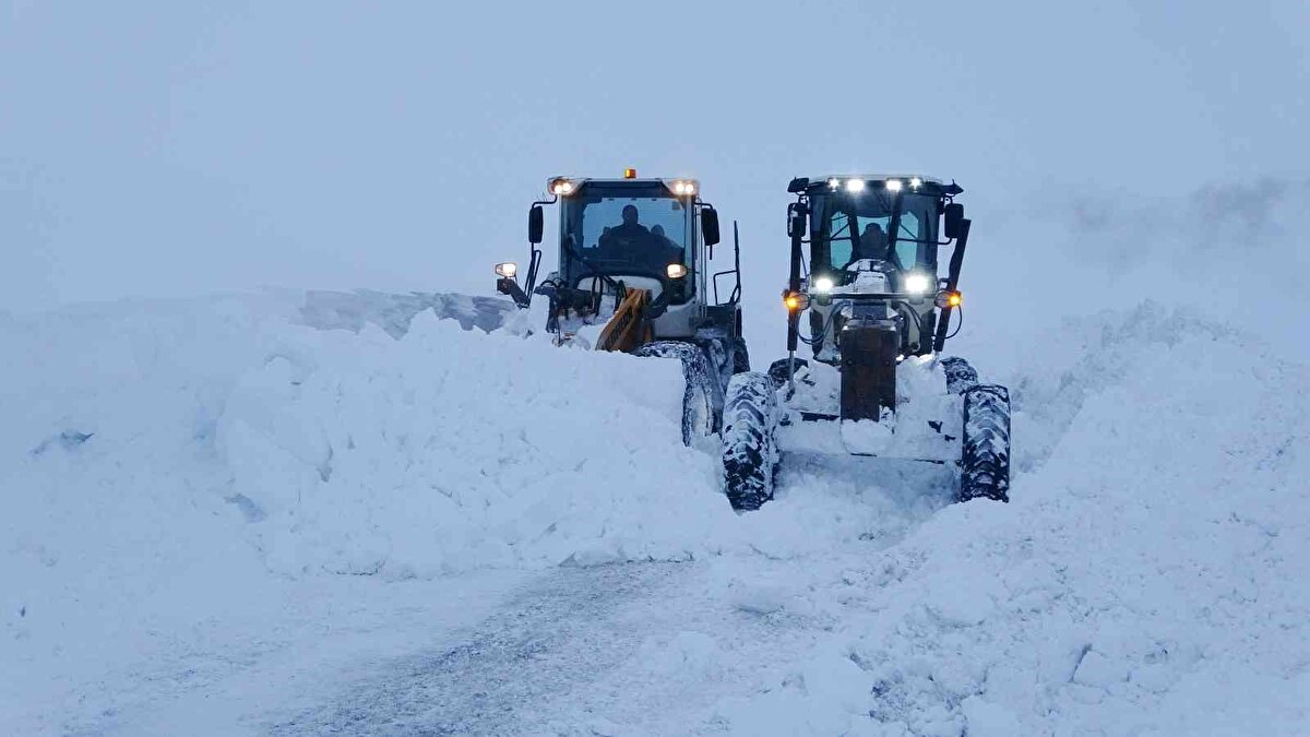 Türkiye’nin en çok kar yağan illerinden Muş İl Özel İdaresi ekipleri, yılın yaklaşık 5 ayını karla mücadeleyle geçiriyor.