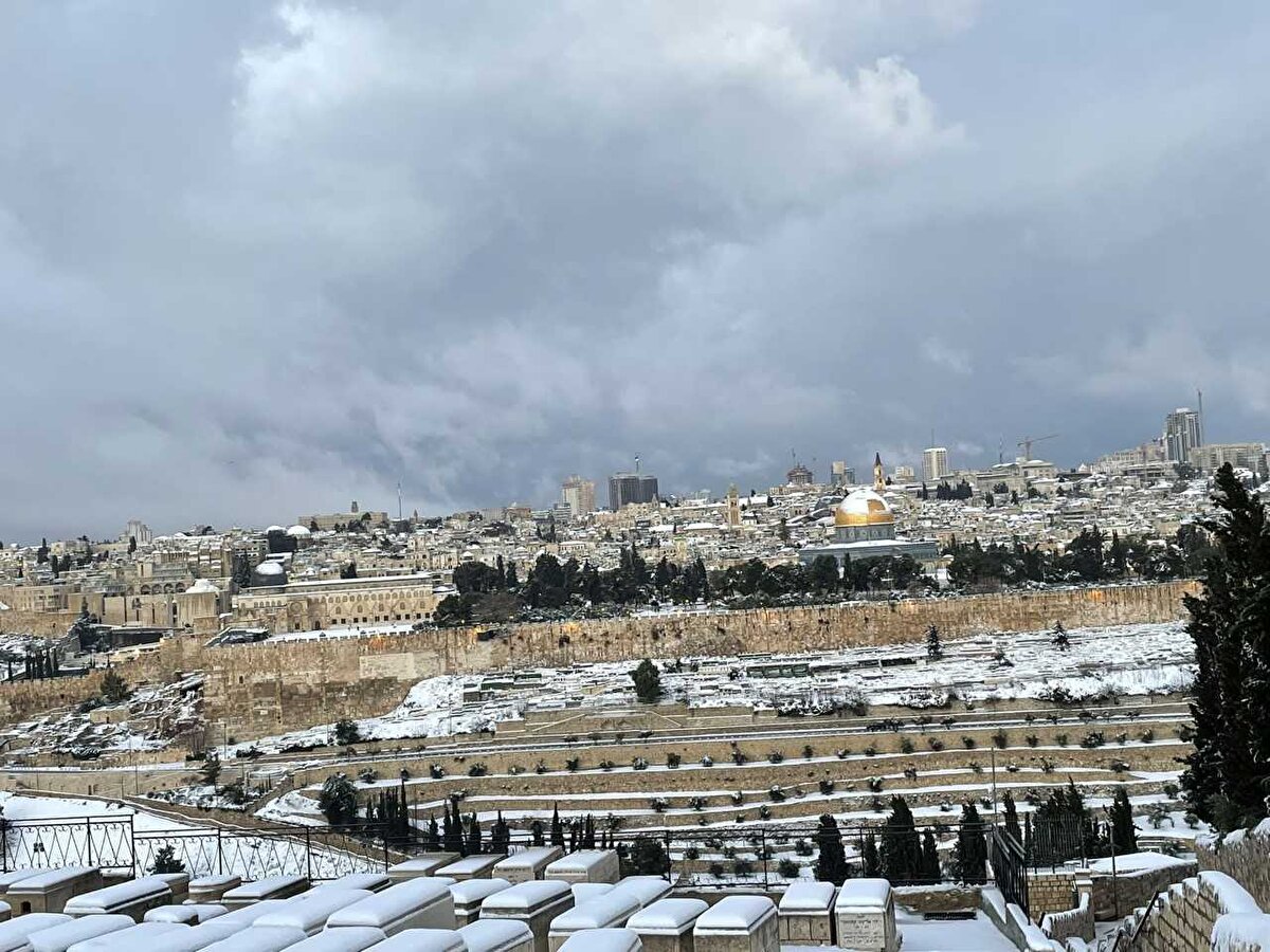 Uzaktan görünen Kudüs ve  karlı kubbesiyle Kubbet-üs Sahra.