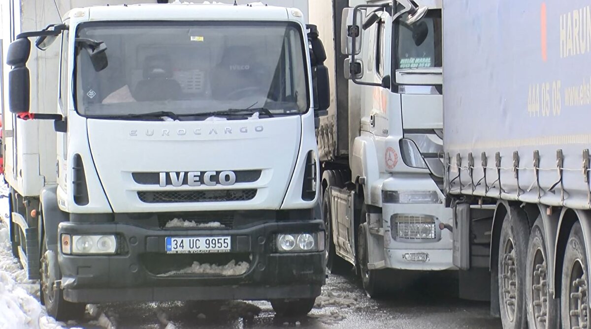 Hadımköy Gişeler'e yakın noktalarda yol kenarları ile ara sokaklara TIR'larını park ederek bekleyen şoförler, yolların açılmasına rağmen, kar nedeniyle yük depoları ile TIR parklarına giremediklerini belirtti.