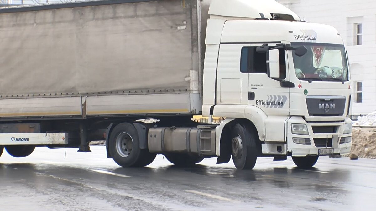 Kar nedeniyle kapanan yollar yapılan çalışmaların ardından açıldı. Ancak Hadımköy'de TIR'ların yol kenarlarındaki bekleyişleri sürüyor.