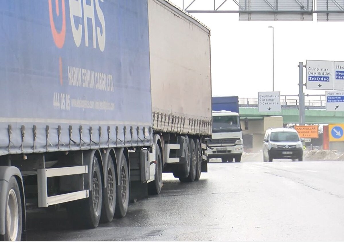 İstanbul'da pazartesi günü bastıran kar yağışı nedeniyle yollar trafiğe kapanmış ve sürücüler mahsur kalmıştı.
