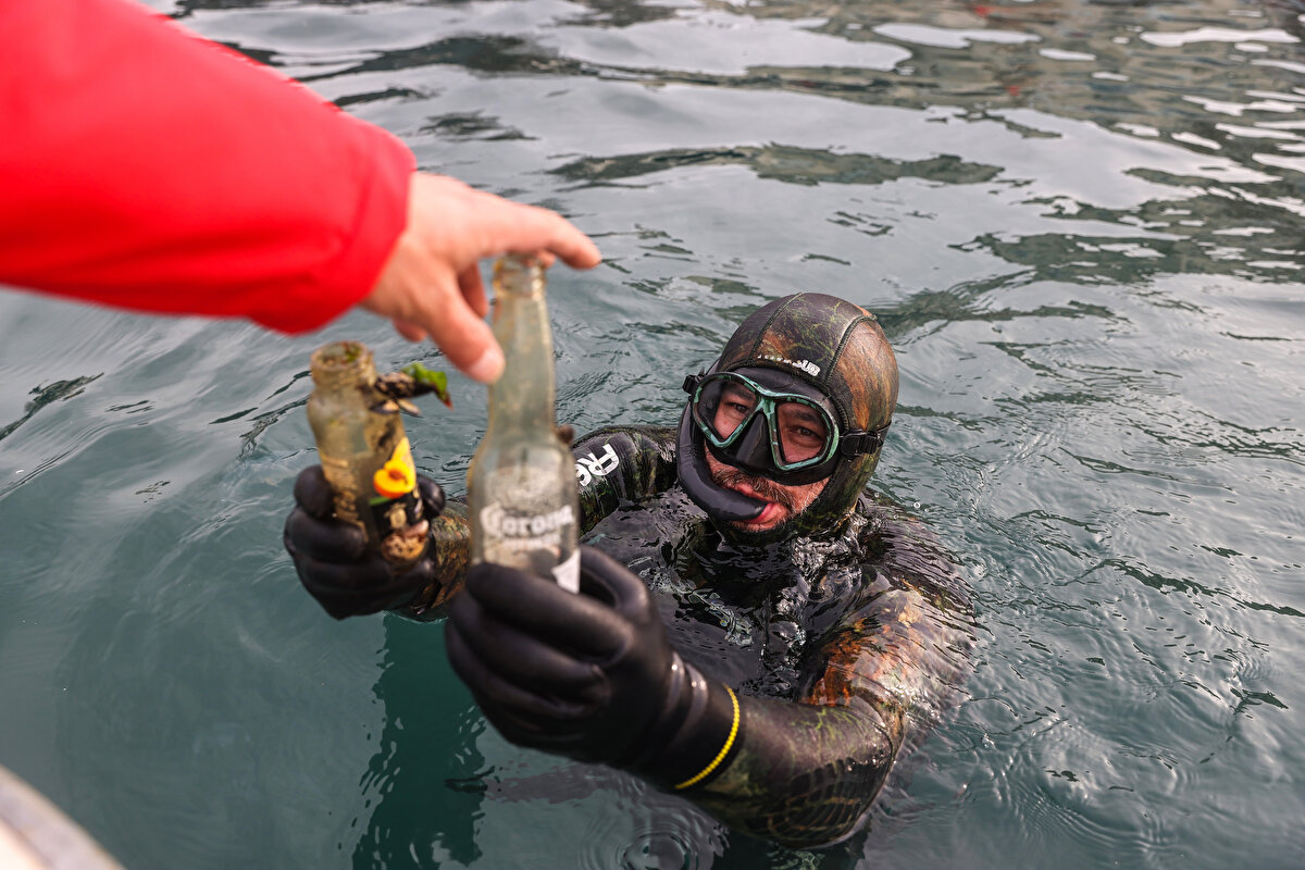 TIR lastiğinin yanı sıra denizden çıkarılan poşet, cam, plastik, teneke kutu, pet şişe gibi atıklar, Çengelköy’de kurulan sergi alanında sergilendi.