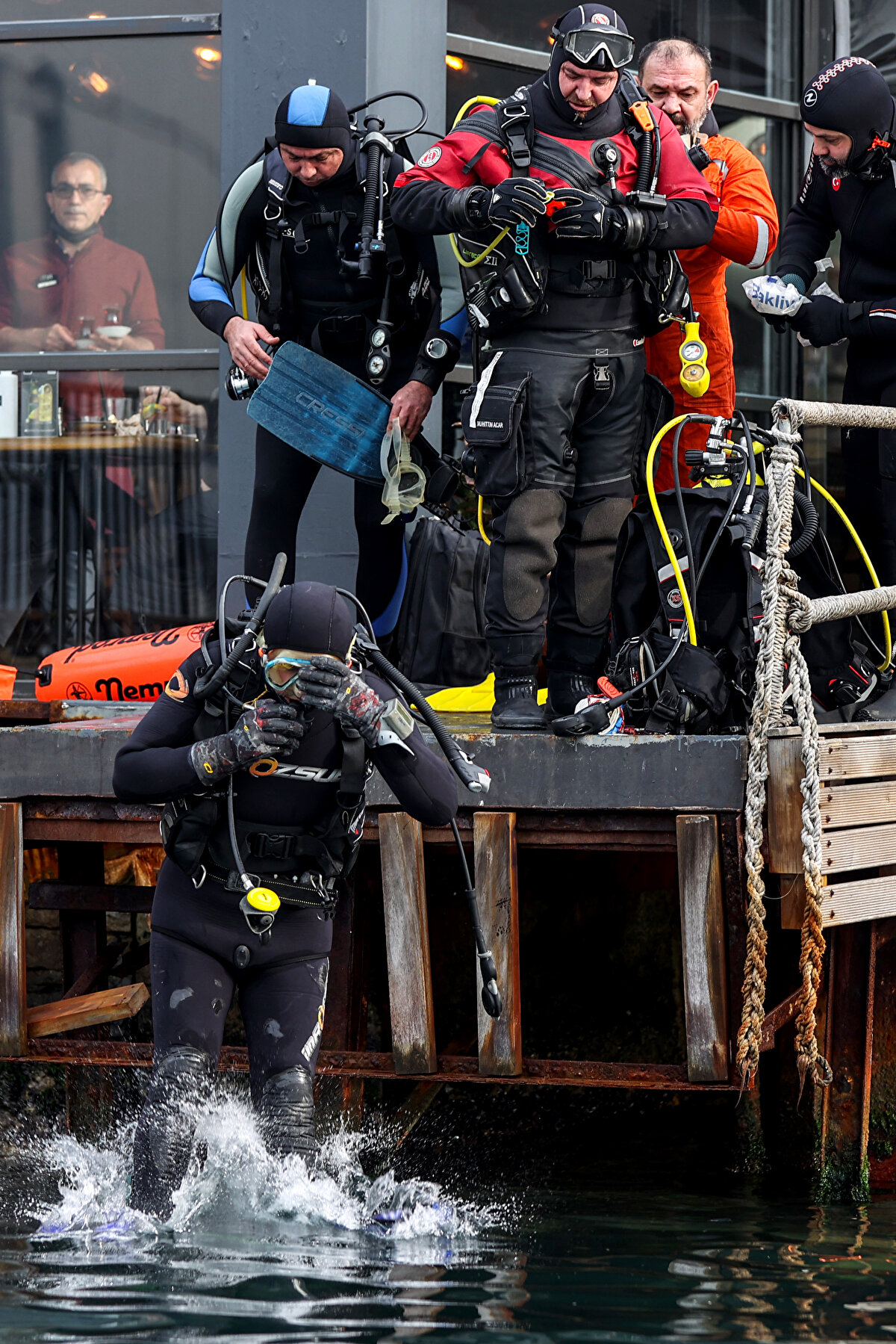 20 dalgıcın katıldığı temizleme çalışmalarında, denizden çıkarılanlar poşetlere konularak kıyıya çıkarıldı.