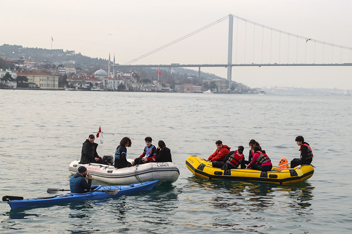 Üsküdar Belediyesi ve Üsküdar Deniz Kulübü Öğrencileri tarafından sabah saatlerinde yapılan atık temizleme çalışmalarında dalgıçlar, Çengelköy’den denize daldı.