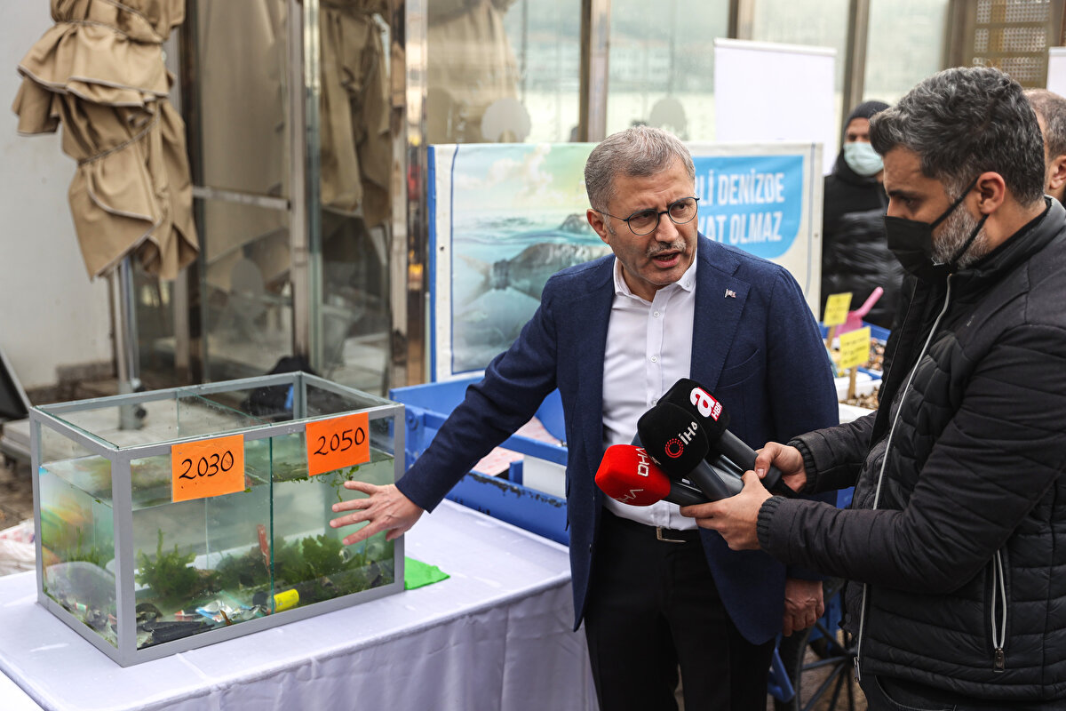 Çengelköy’deki temizlik çalışmalara katılan Üsküdar Belediye Başkanı Hilmi Türkmen, "Biz farkındalık oluşturmak istiyoruz. Denize bu çöpler ve atıklar atıldığında yok olmuyor. Denizi kaybediyoruz. Denizdeki hayati kaybediyoruz. Denizdeki balık ve ürünleri kaybediyoruz. Aslında denizdeki geleceğimizi kaybediyoruz. Bugün burada buna işaret etmek istedik. Bir farkındalık oluşsun istedik. Bütün çocuklarımız, gençlerimiz, yetişkinlerimiz bu konuda duyarlı olması gerekir. Sadece denize kıyısı olan vatandaşlarımız değil, bütün milletimizin bu konuda duyarlı olmasını istiyoruz. Deniz hiçbir zaman affetmez. Attığımız çöpler nedeniyle deniz bize faturayı ağır keser" dedi.