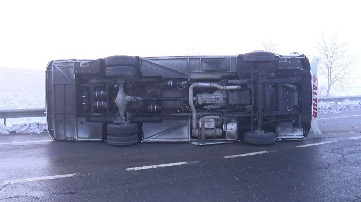 İstanbul Havaalanı'na polis memurlarını taşıyan minibüs buzlanma ve yoğun sisten dolayı devrildi.