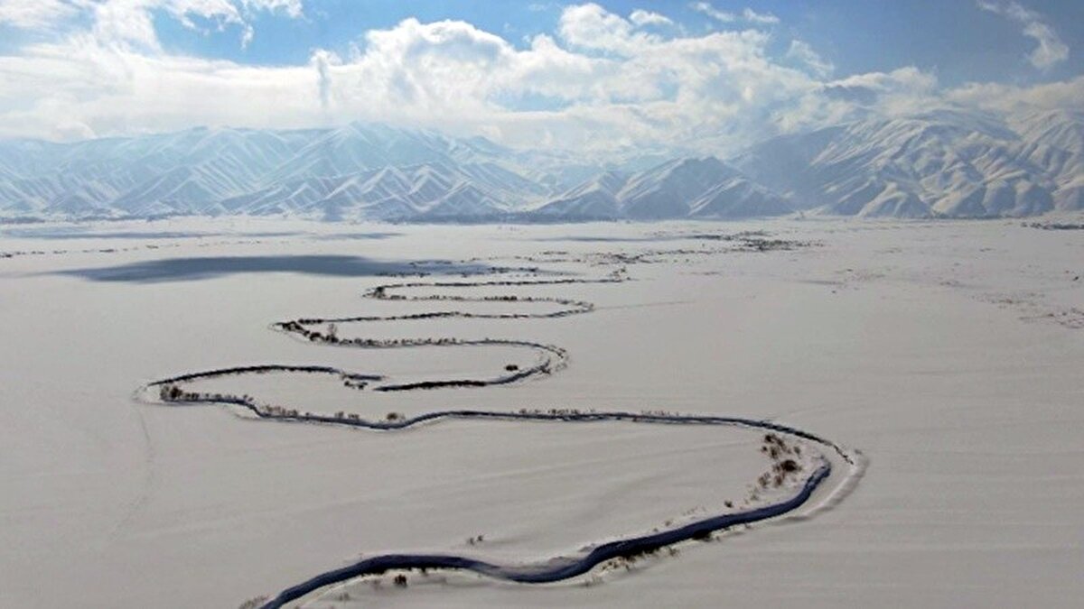Mendereslerin kar altında kıvrılarak giden halinin karlı dağlarla birleşmesi havadan görüntülenmesi görenleri mest etti.
