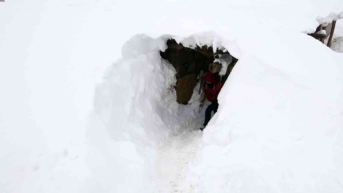 Kar yağışının bu sene hiç ara vermediğini anlatan Eyüp Omur, “Her gün her gün kar yağıyor. Kar insan boyunu geçti. Burada çok rüzgar ve tipi oluyor. Fırtına nedeniyle bazı yerlerde kar kalınlığı 4 metreye ulaşıyor, bazı yerlerde ise yarım metre” ifadelerini kullandı.<br><br>