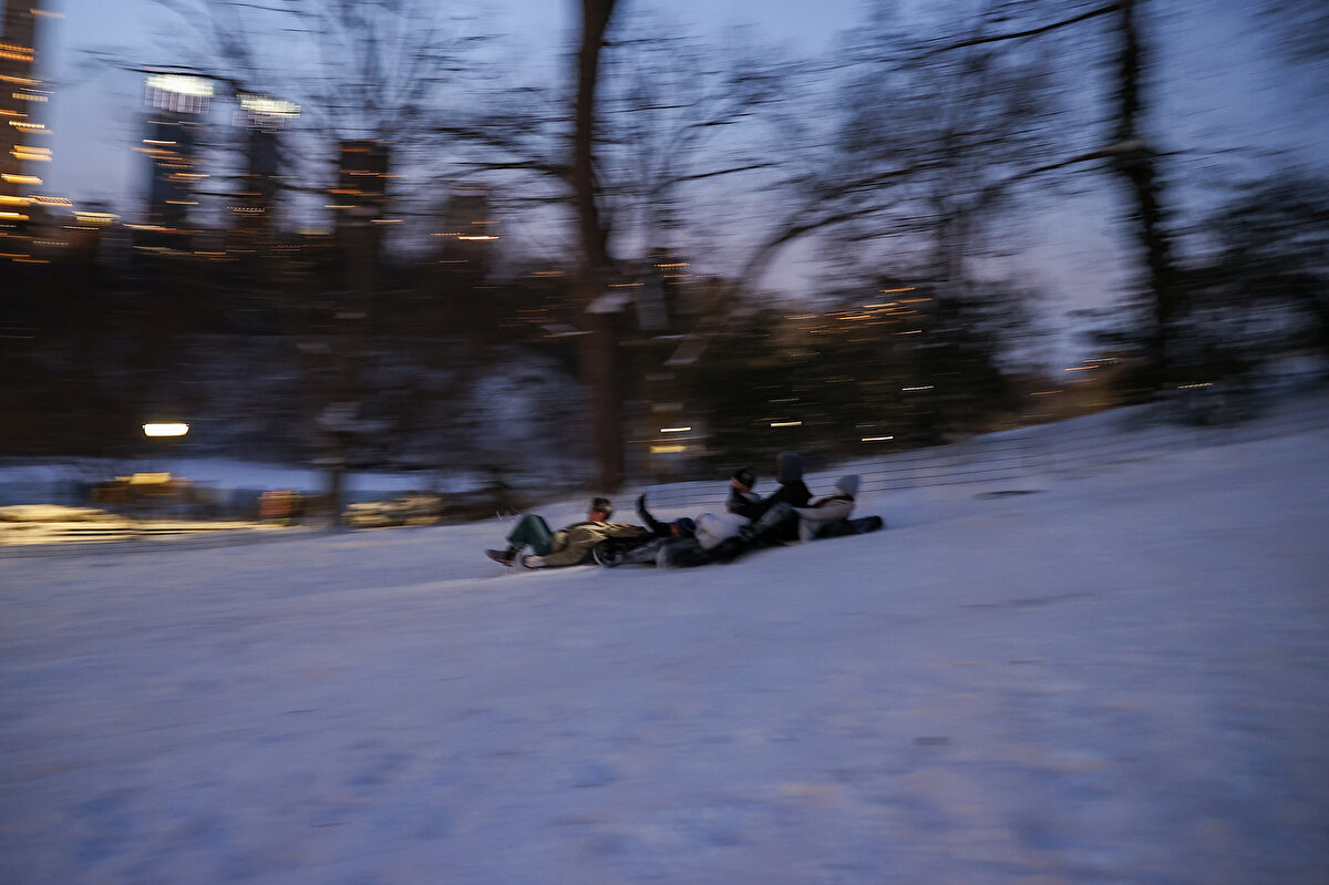 Gün boyu sürmesi beklenen yağış nedeniyle ülkenin doğu kıyılarındaki Virginia’dan Maine'a uzanan eyaletlerde yaklaşık 55 milyon kişiye "kış hava durumu uyarısı" yapıldı.<br><br>