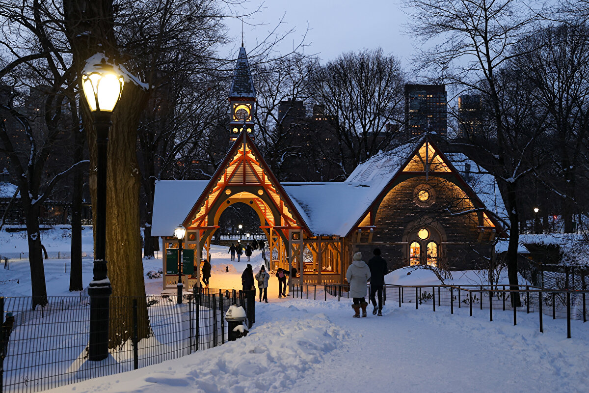 Kar yağışının en fazla etkisini gösterdiği şehirlerden Boston’da dün gece 21.00’den itibaren "kar acil durumu" alarmına geçildi.<br><br>