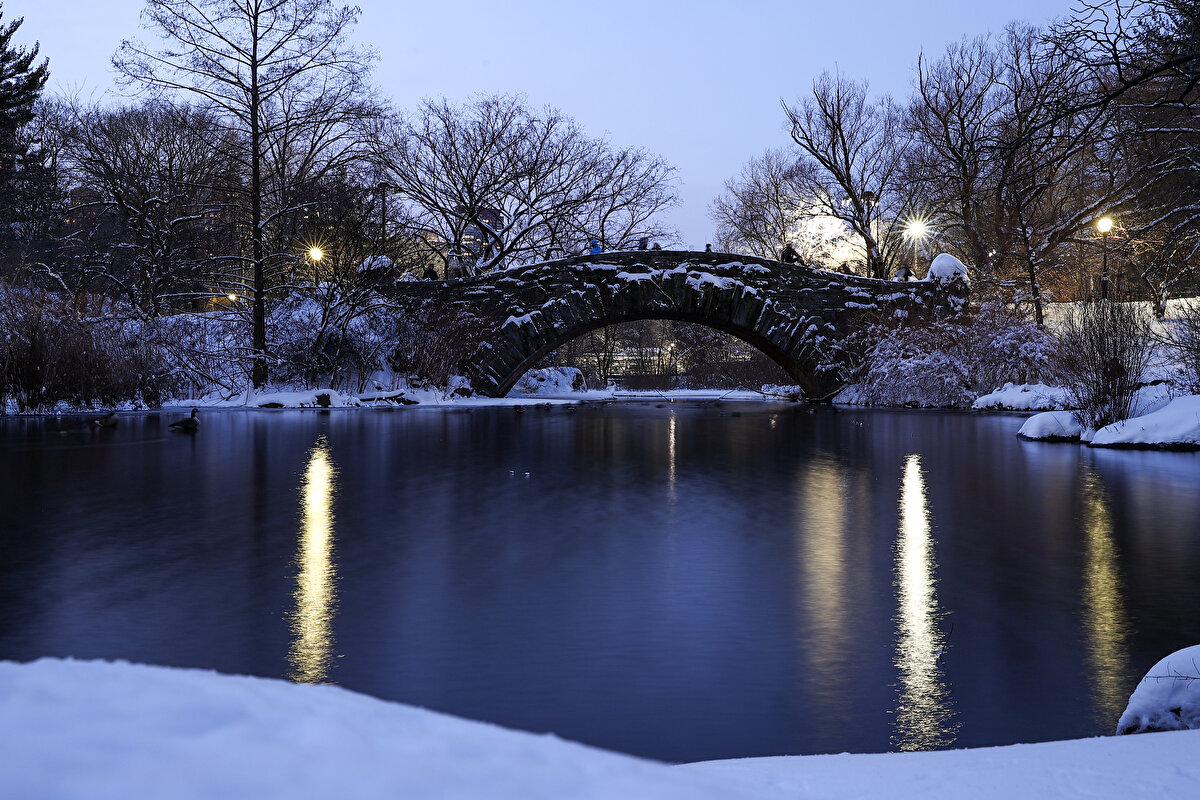 Ulusal Meteoroloji Servisi, "bomba siklonu" olarak sınıflandırdığı tipi şeklindeki şiddetli kar yağışının özellikle "New England" denilen ülkenin kuzeydoğu eyaletlerinde yoğun olacağını açıkladı.<br><br>Vermont, New Hampshire, Connecticut, Massachusetts, Rhode Island ve Maine’in bazı bölgelerinde fırtınanın yer yer saatte 115 kilometreye ulaşacağı ve karın bir metreyi bulabileceği kaydedildi.
