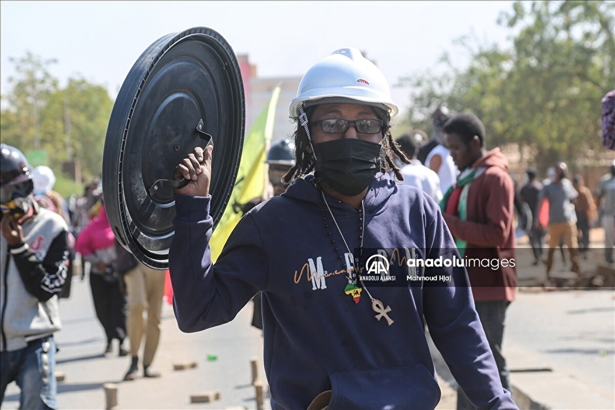 Başbakan Hamduk, ertesi gün ev hapsine alınması şartıyla serbest bırakılmıştı.