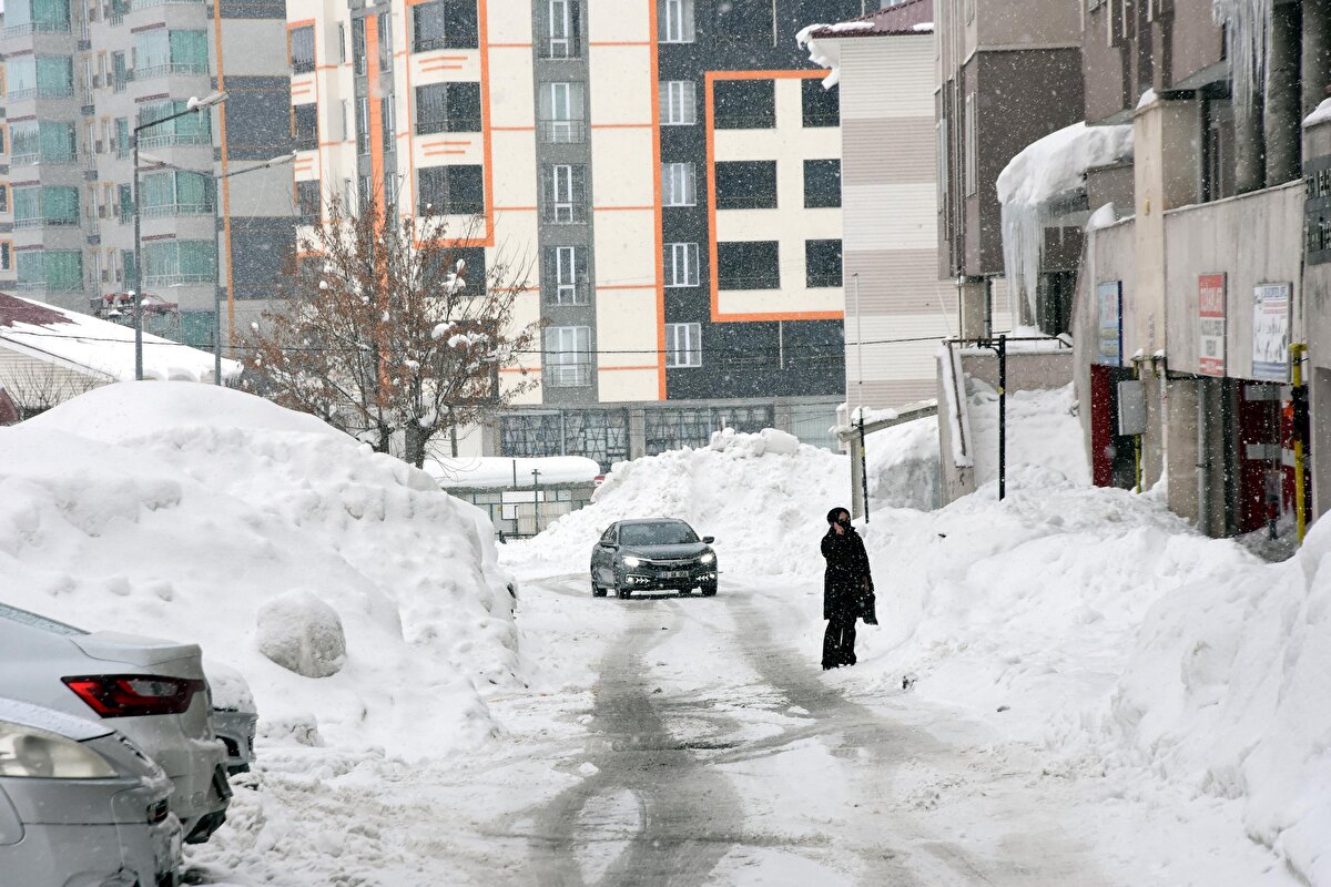 Kar yağışının 1 haftadır aralıklarla devam ettiği Bitlis merkezde kar kalınlığı, 160 santimetre olurken, yüksek kesimlerde ise yer yer 3 metreyi aştı.