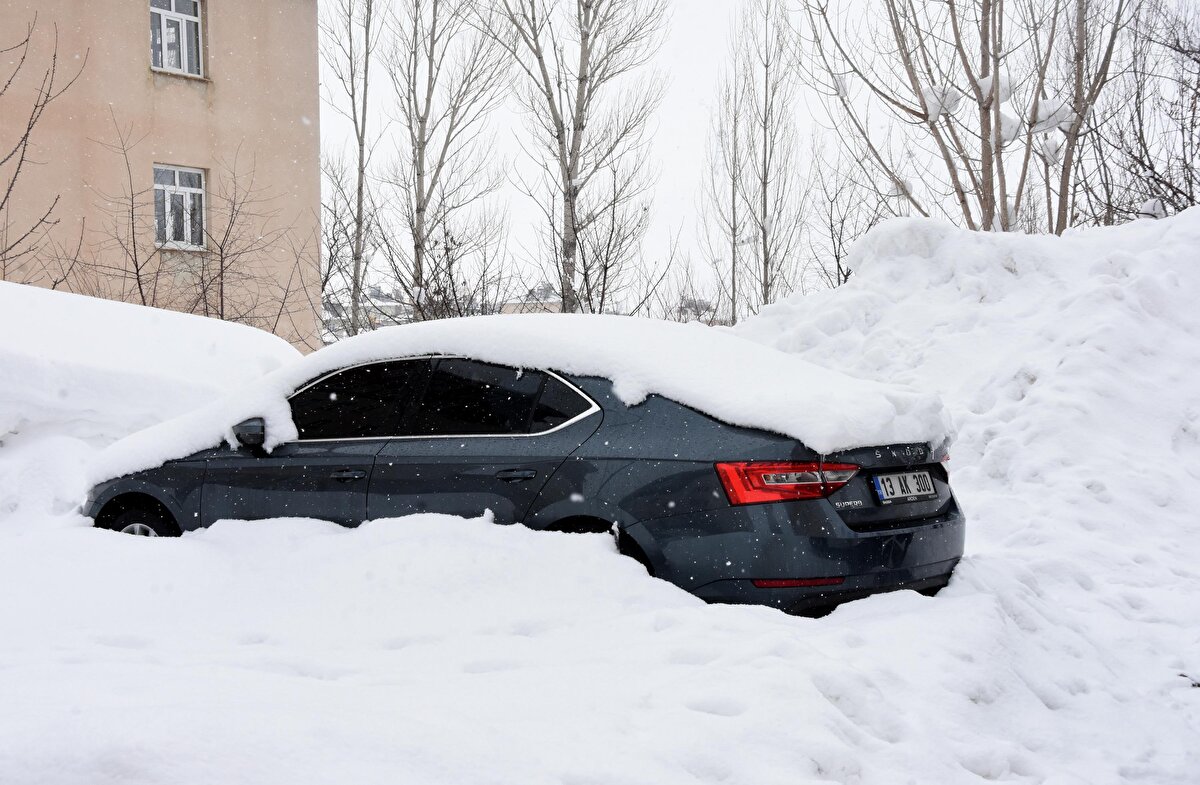 Meteoroloji yetkilileri, bugüne kadar yağan toplam kar kalınlığının 445 santimetre ölçüldüğünü açıkladı, kar yağışının da devam edileceği belirtildi.
