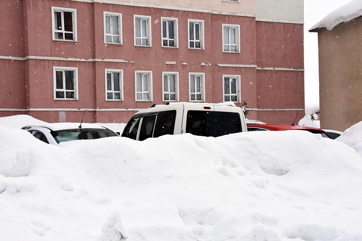 Karla mücadele ekipleri, kapalı yolların yeniden açılması için çalışma başlatırken, belediye ekipleri de kent merkezinde kar temizleme çalışması yaptı. 