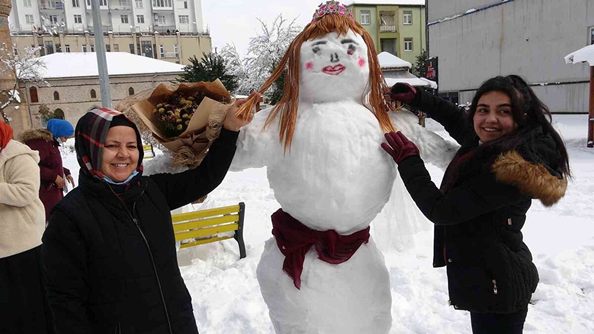  Yapımı yaklaşık 1 saat süren 1.80 boyundaki kardan gelinin makyajından duvağına VE belindeki kuşağına kadar her şeyi düşündüler. Gelini gören Ispartalılar ve özellikle kadınlar anı ölümsüzleştirmek için bol bol fotoğraf çektirdi.