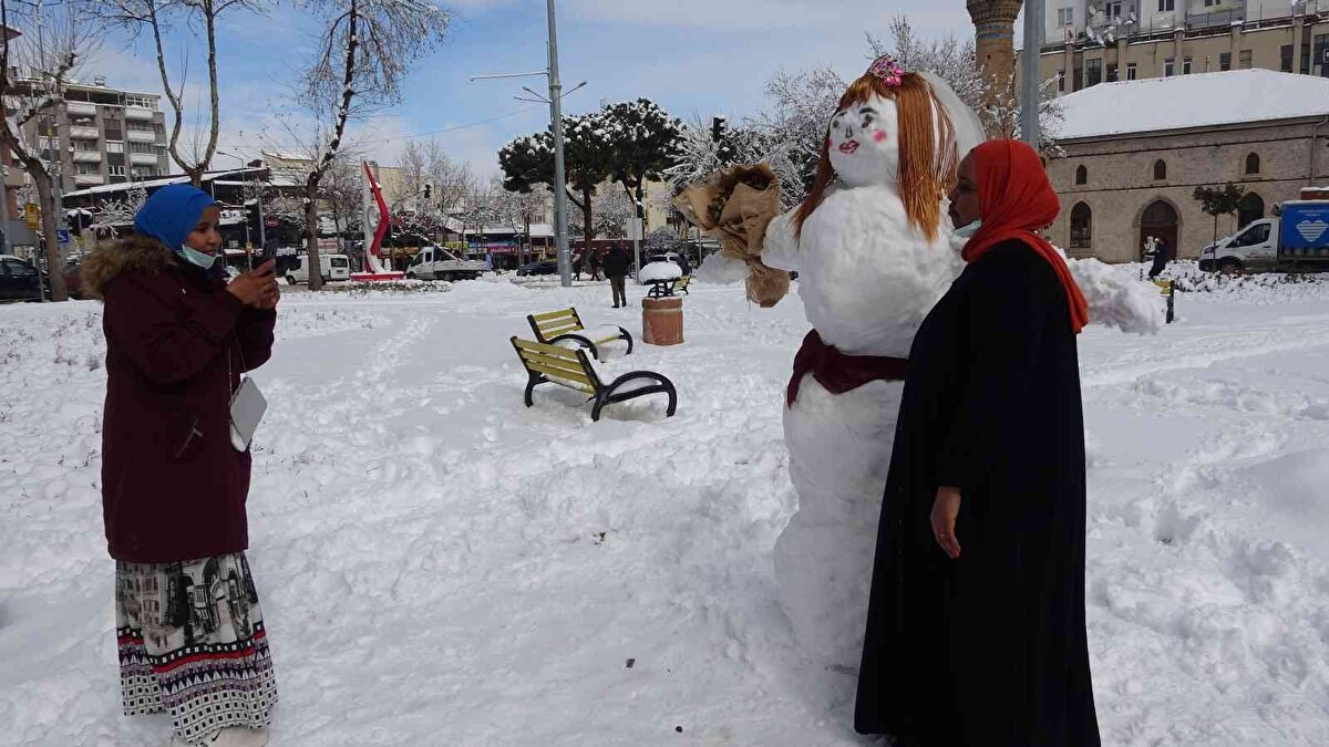 Kuaför Gizem Elitok, kardan gelini yapmalarının yaklaşık 1 saat sürdüğünü belirterek, “Sabah bu kadar kar yağdığını görünce bunu değerlendirelim kardan gelin yapalım dedik. 