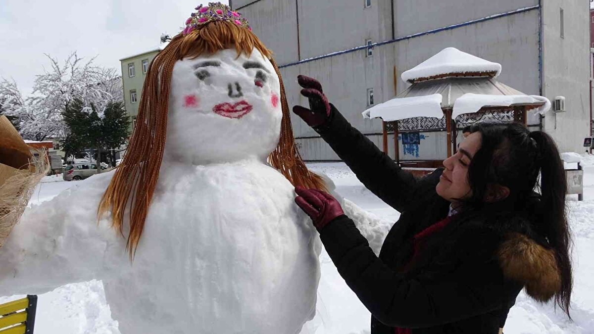 Gelinin yapımı 1 saatimi aldı bu kadar yoğun bir ilgi olacağını beklemiyorduk bu durum bizi çok mutlu etti" diye konuştu.