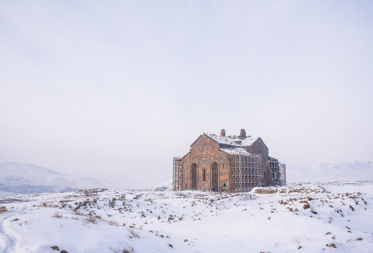 Yaklaşık 100 hektarlık alana kurulan, tarih boyunca birçok medeniyetin yaşam bulduğu Ani'de geçmişte Hristiyan ve Müslümanlar yan yana yaşadı.