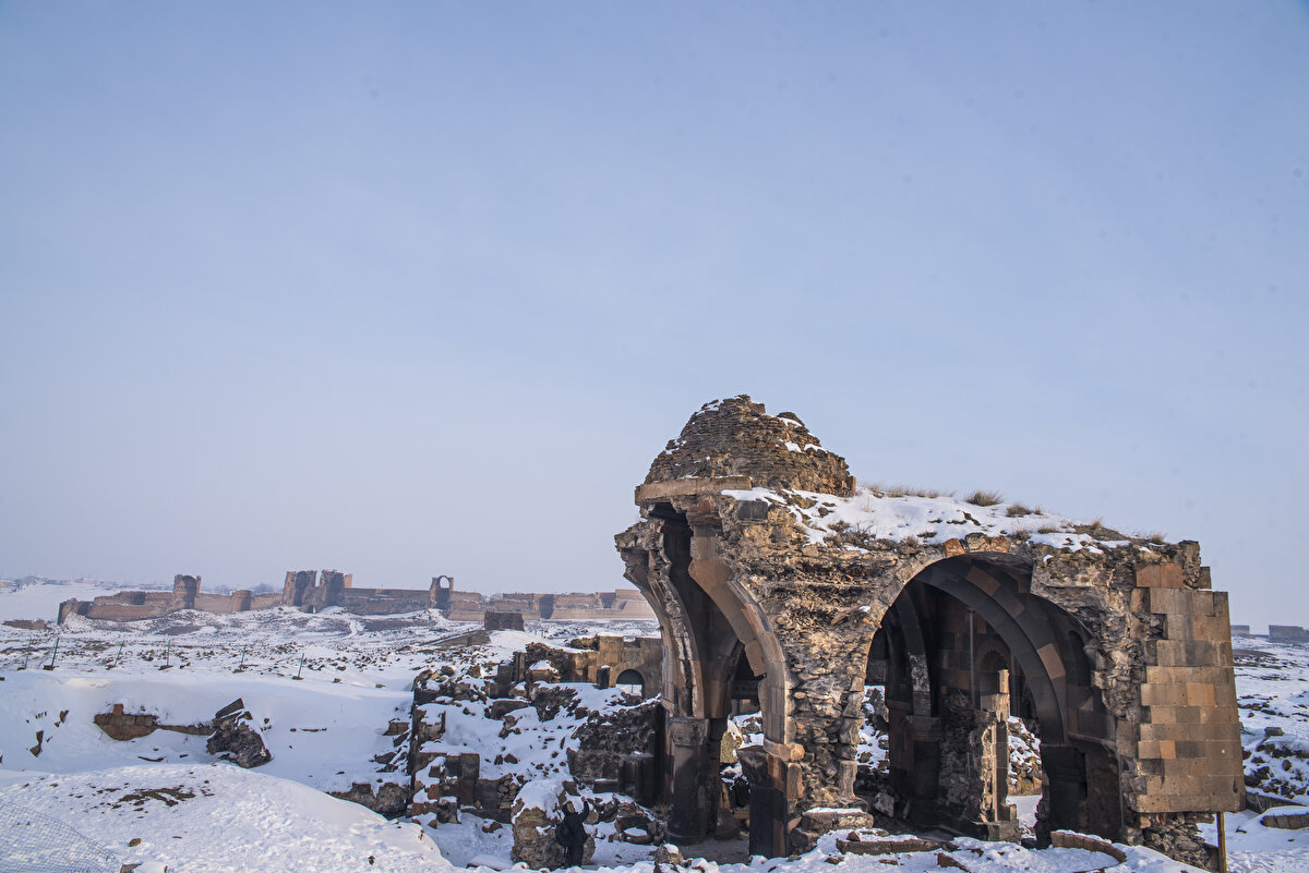 Kurulduğu günden bu yana birçok medeniyete ev sahipliği yapan, her biri farklı güzellik ve tarihi değerdeki cami, kilise ve katedral gibi dini yapıların yanı sıra birçok kültürel hazineyi bünyesinde barındıran Ani, Kafkaslar'dan Anadolu'ya ilk giriş kapısı olma özelliğiyle ayrı önem arz ediyor.