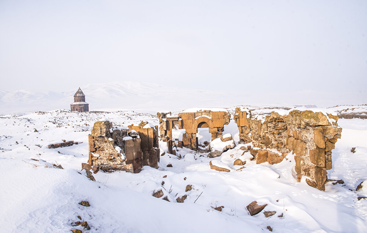 "Dünya kenti", "medeniyetler beşiği", "binbir kilise" ve "40 kapılı şehir" olarak bilinen Ani'ye gelen turistler, Anadolu'da yapılan ilk Türk camisi "Ebul Menucehr Camisi", "Amenaprgiç Kilisesi", "Ani", "Ani Katedrali", "Dikran Honentz Kilisesi", "Abugamir Pahlavuni Kilisesi" gibi eserlere ilgi gösteriyor.