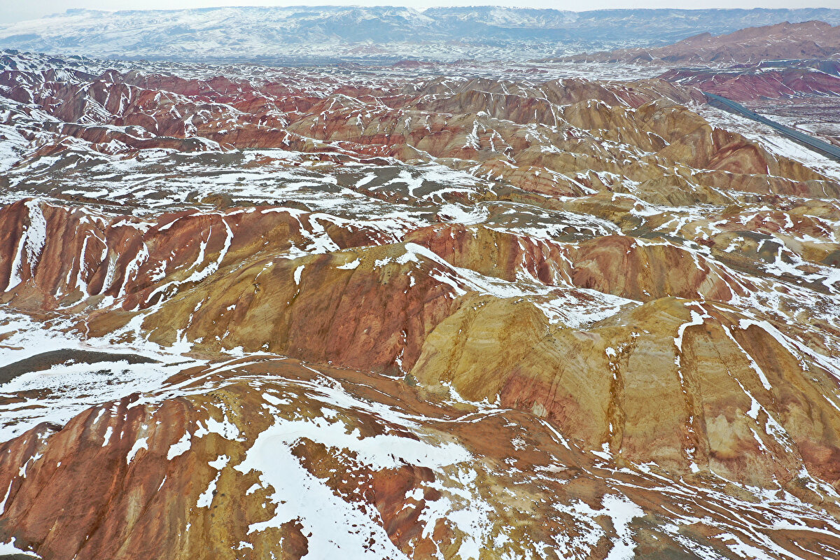 Doğu Anadolu'da etkili olan kar yağışının ardından Gökkuşağı Tepeleri, yer yer beyaz örtüye bürününce ortaya renkli görüntüler çıktı.