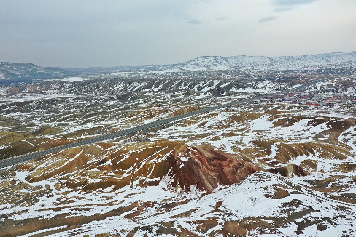 Rengarenk topraklarıyla bilinen tepeler, kar beyazının da birleşmesiyle adeta renk paletini andırdı.
