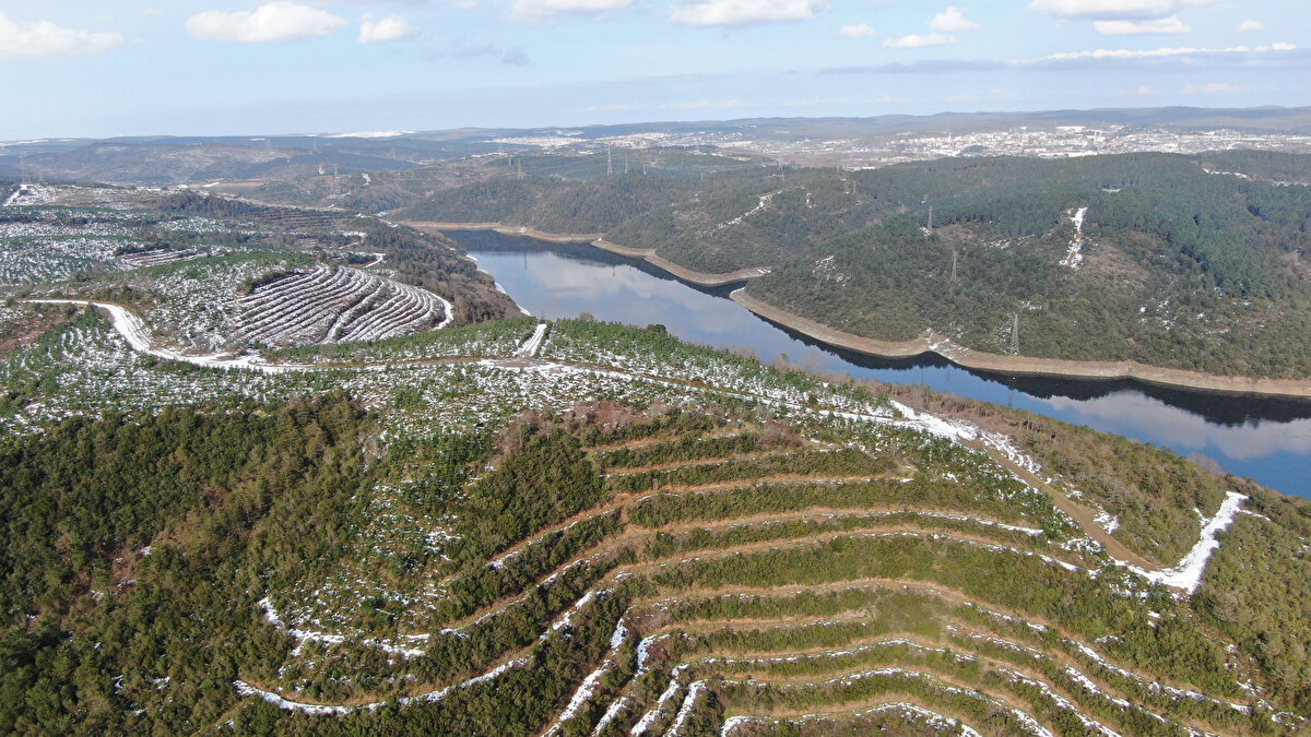 Ulaşımda büyük sıkıntılara neden olan kar yağışlarıyla birlikte İstanbul'u besleyen baraj göllerinin çevresi beyaz örtüye yavaş yavaş erimeye başladı.