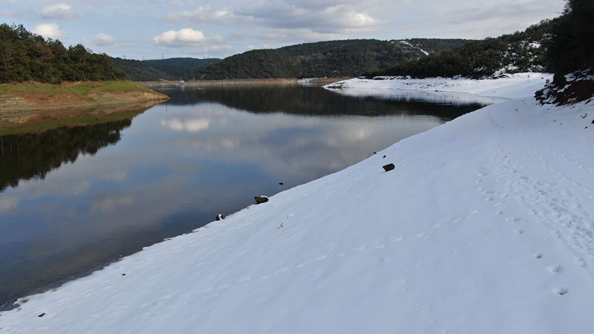 İstanbul'da şu anda 7  barajda doluluk oranı yüzde 50'in üzerinde. İstanbul'un en düşük baraj doluluk oranı ise yüzde 23.87'le Sazlıdere barajı.<br>