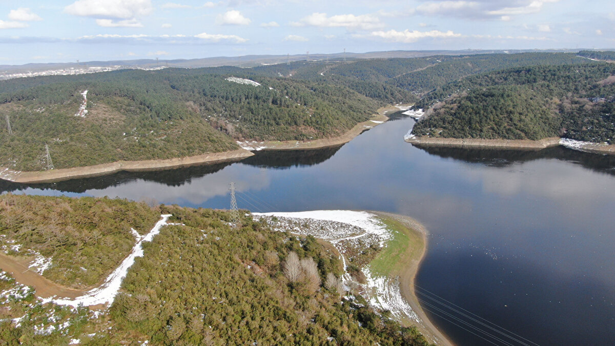 İstanbul'da etkili olan soğuk hava dalgasıyla birlikte gelen yoğun kar yağışları, barajları olumlu yönde etkiledi. İstanbul'un barajlarında şu anda doluluk oranı yüzde 54.94'e kadar çıktı. Son bir haftadaki artış yüzde 1.14 olarak kayıtlara geçti.