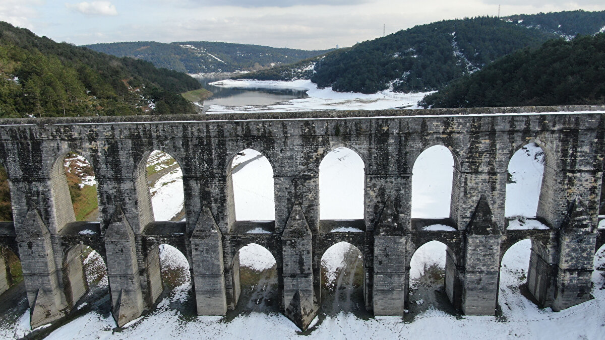 İstanbul'da kurak geçen sonbaharın ardından barajların doluluk oranlarında büyük düşüşler yaşanmıştı. 2021 Nisan ayında yüzde 86.82'ye kadar çıkan doluluk oranları daha sonra düşüşe geçmiş yüzde 40'lı seviyelere kadar gerilemişti. 