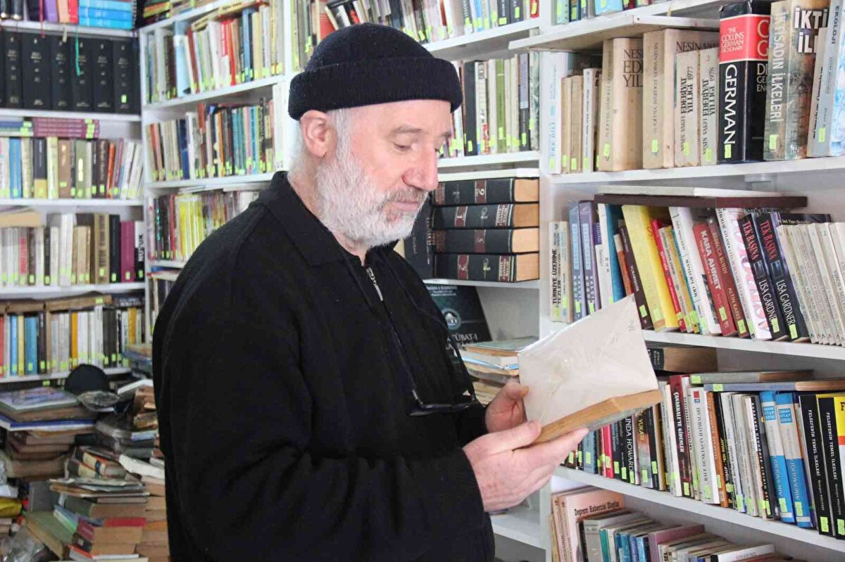 Kocaeli'nin İzmit ilçesinde sahaf dükkanı işleten Şerafettin Ergül; yıllardır kitap, plak, kaset ve pul biriktiriyor. Yaklaşık 200 binin üzerinde kitabı, 2 binden fazla plağı ve binlerce kaset ile pulu olan Ergül, hayatını adeta kitapların ve unutulmaya yüz tutmuş eserlerin arasında geçiriyor.<br>Çocukluğundan bu yana kitap biriktiren Ergül, yıllar önce kapanmak üzere olan kitapçıdan, ayaklar altında çiğnenen kitaplar ve gazeteler arasında Yakup Kadri Karaosmanoğlu'nun "Yaban" isimli romanının ilk baskısını buldu. Kitabı yerden kaldıran Ergül, ilk sayfasını çevirdiği zaman ise Yakup Kadri'nin imzasını taşıyan not buldu. 1958 yılında Yakup Kadri tarafından imzalanan o notta şu satırlar yer aldı: