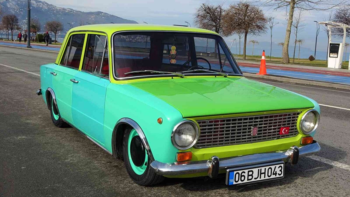 Araca ilginin oldukça fazla olduğuna değinen Yücel, “En son 6-7 kişi aracın kaportasının üzerine çıkıp fotoğraf çekiniyordu. İlgi epey fazla, trafikte durduruyorlar ve satılık olup olmadığını, renklerini soruyorlar. Aracı satmayı düşünmüyorum, Allah izin verirse oğluma saklayacağım. İnşallah ölene kadar da bizde kalacak" ifadelerini kullandı.<br>"Sıfır kilometre aldığım araç var ancak ben bununla keyif alıyorum"