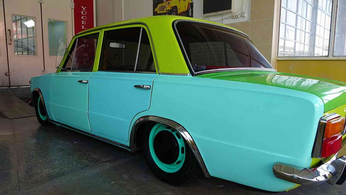 Otomobilinin her bir kaporta parçasını farklı tonlardaki yeşile dönüştüren ve Ordu sokaklarında otomobili ile dolaşan Yücel, vatandaşlardan olumlu tepkiler aldığını ve aracı gören herkesin önünde fotoğraf çekinmek istediğini belirtiyor.<br>