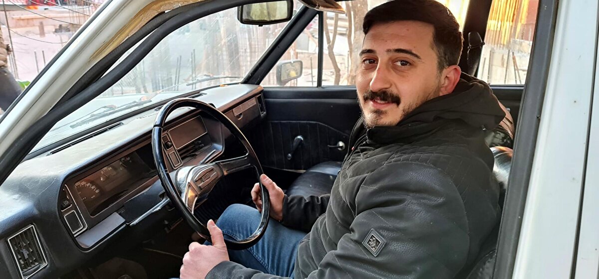 Akile Kayalıer (80), eşinin ölümünden sonra kendilerine hatıra kalan ilk günkü gibi orjinalliğini koruduğu belirtilen otomobili satışa çıkardı. Kayalıer "Otomobilin her geçen gün evin önünde yok olmasına gönlüm razı olmadı" dedi.