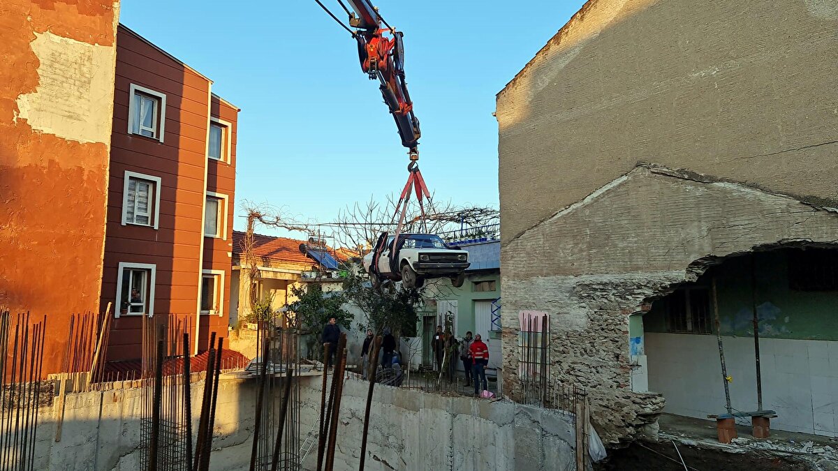 Kayalıer, eşinden yadigar otomobilin kıymetini bileceğine inandığı; Tire Sanayi Sitesi'nde oto-yedek parça işiyle uğraşan Hasan Karadişoğlu'na 35 bin liraya sattı.