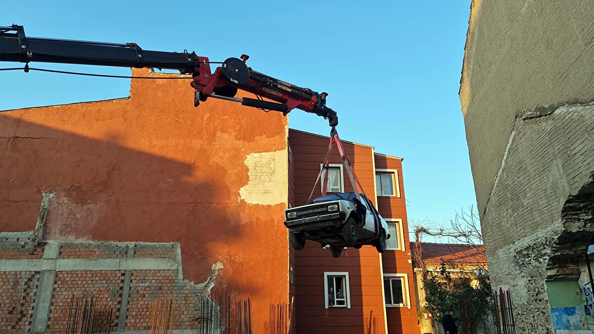 Klasik otomobil tutkunu Karadişoğlu ise satın aldığı otomobili bahçeden yan taraftaki inşaat vincinin yardımıyla çıkartarak; gerekli tamiratlarını yaptırmak için sanayi sitesine çekici ile götürdü.