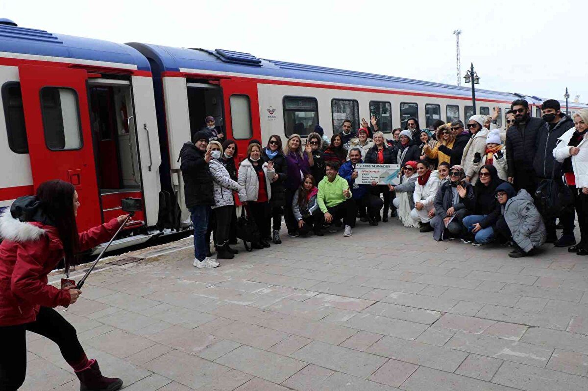 İstanbul, İzmir, Eskişehir ve Bursa’dan da düzenlenen turlarla Doğu Ekspresiyle seyahat etme imkânı bulduklarını kaydeden yolculardan Irmak Koç, “Muhteşem bir kış manzarası eşliğinde yolculuğumuz devam ediyor. Erzincan’dan Kars’a kadar devam edecek. Çok güzel, eğlenceli bir yolculuk oluyor. Güzel güzel fotoğraflar çekme imkanı buluyoruz” dedi.