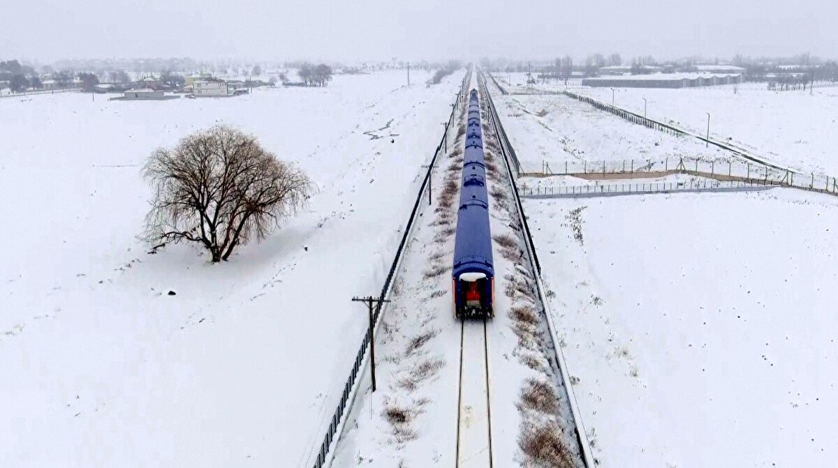 Doğu Ekspresiyle Türkiye`nin 81 ilinden insanlar Ankara- Kayseri- Sivas- Erzincan- Erzurum- Kars güzergâhını görmek için akın akın gelmeye devam ediyor.