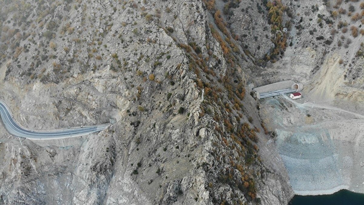 Özelikle Artvin-Yusufeli ilçesine ağırlıklı olan tünel sayısı, zorlu coğrafyada en uygun ulaşım şekli olarak belirlenmiş. 70 kilometre olan Artvin-Yusufeli karayolu üzerinde 42 tünel ve 11 köprü yer alıyor.<br><br>