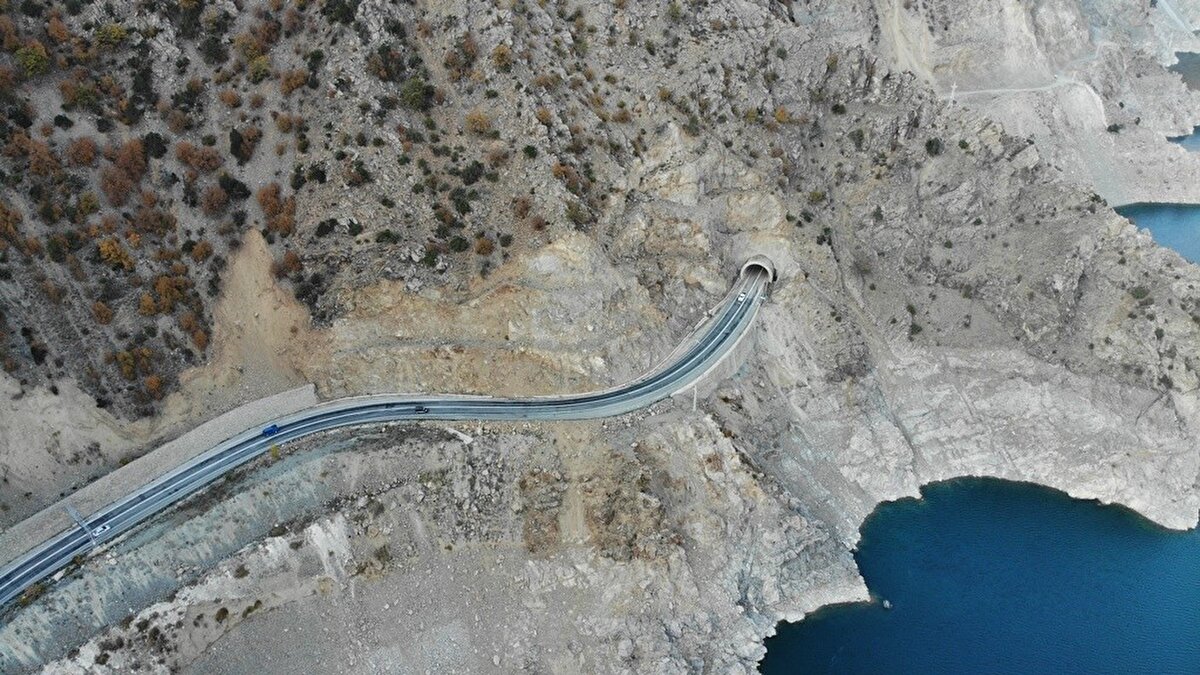 Türkiye'nin prestij projeleri arasında yer alan, milli sermayeyle Türk mühendis ve işçileri tarafından inşa edilen Yusufeli Barajı dolayısıyla mevcut yollar su altında kalacak. Bir bölümü Devlet Su İşleri tarafından bir bölümü ise Karayolları Genel Müdürlüğünce yapılmış olan tünellerle, barajlar şehri olan Artvin aynı zamanda tüneller şehri olma yolunda.<br><br>