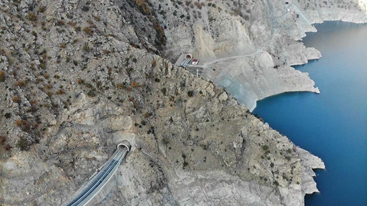 Toplamda 60,3 kilometresi tünel ve köprülerden oluşan Yusufeli Barajı relokasyon yollarının, 56 kilometresi tamamen tünel olarak inşa edilmiş durumda.<br><br>