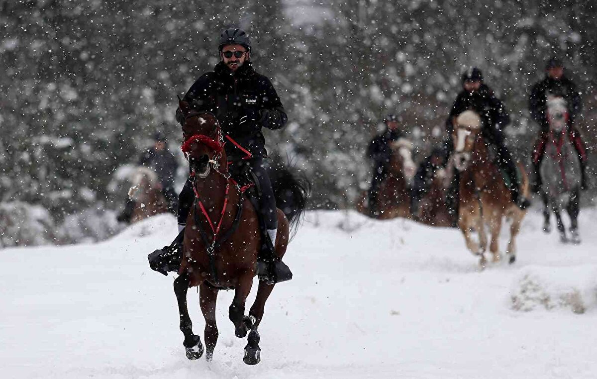 Herkesin kış aylarında atların üşüdüğünü düşündüğünü belirten antrenör Nuri Bakır, “Atların 38 derece vücut ısıları var. Dolayısıyla insanlar, kendileri üşüdüğünde atların da üşüdüğünü düşünüyor. Ama vücut ısılarının onlara bir avantaj sağlıyor. Diğer taraftan atlar her mevsim geçişinde tüylerini yenilemektedirler. Burada tek dikkat edilmesi gereken şiddetli yağmur altında ve rüzgara maruz bırakmamaktır. Atlar hareket halindeyken zaten üşümelerinin imkanı yoktur. Dışarıda koşuyu yaptıktan sonra gereken özeni göstererek üşümemelerini sağlıyoruz. Kış aylarında karlı ve buzlu havalarda ise, nallarda pim veya vidalar kullanıyoruz. Ayağının kayıp yaralanmasını engelliyoruz” dedi.
