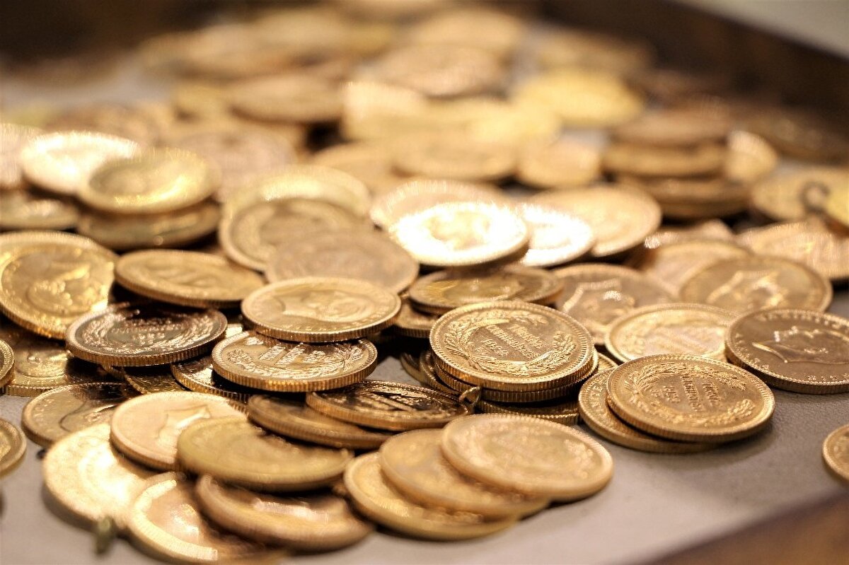 Atlanta Fed Başkanı Raphael Bostic, Financial Times’a verdiği röportajda, enflasyonun inatla yüksek kalması durumunda 50 baz puanlık bir artışın garanti altına alınacağını söyledi. RJO Vadeli İşlemleri kıdemli piyasa stratejisti Bob Haberkorn, Fed’in faiz artırımı beklentilerine bağlı olarak dolar diğer para birimlerine karşı yükselirken, diğer merkez bankalarının henüz tam olarak hareket etmeye başlamadığını ve bunun altın için sorun oluşturduğunu söylüyor.<br><br>