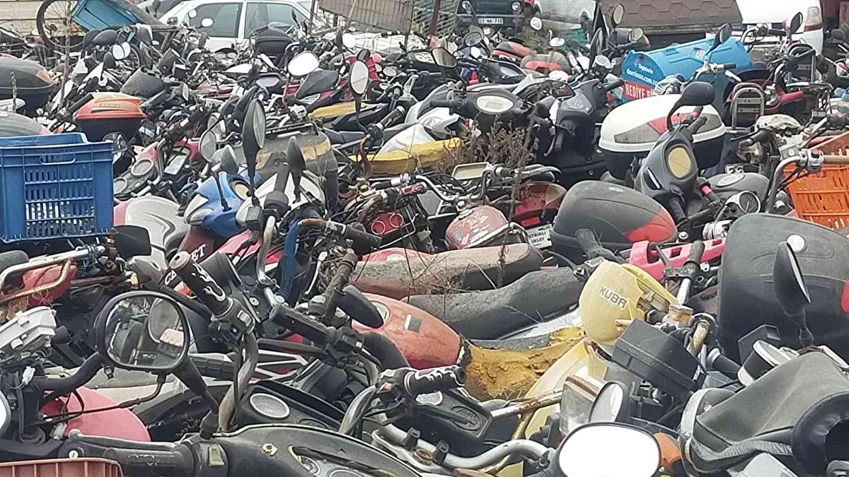 Yediemin otoparkı işletmecisi Sercan Büyüköztürk, sadece kendi otoparkında 750 motosiklet ve 200 aracın bulunduğunu belirtti.
