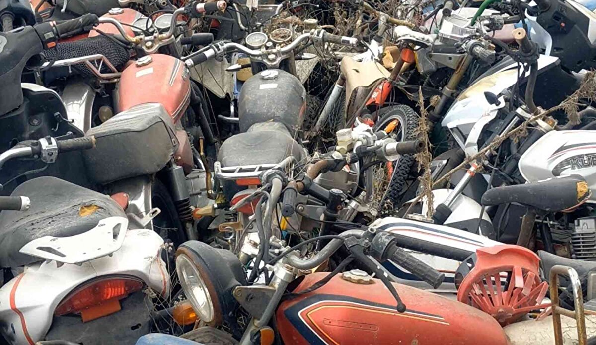 Araç sahiplerinin araçlarını gelip almaması ve uzun süredir icra daireleri ile Milli Emlak tarafından satış yapılmaması sebebiyle otoparkta bulunan araç sayısı günden güne artıyor. Yediemin otoparklarının dolup taştığı Edirne'de, kaderine terk edilen araçlar nedeniyle otoparklar adeta otomobil mezarlığına döndü.