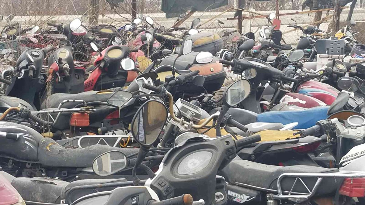 Otoparkta bulunan araçların 3-4 milyon lira değerinde olduğunu söyleyen Büyüköztürk, yedieminlerdeki araçların tasfiye edilmesini istediklerini ifade ederek, “Otoparkta araçlar uzun yıllardır bekledikçe değeri düşüyor.