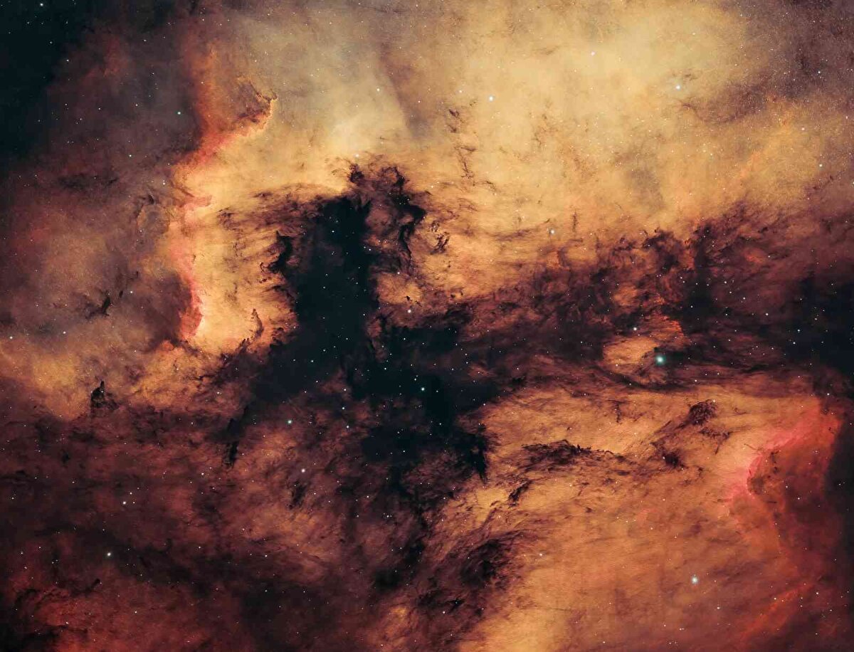 İlk bakışta gerçek olduğuna inanamayacağınız sanki bilim kurgu filmlerinden bir sahne olduğunu düşündüğünüz uzayın fotoğrafları görenleri hayrete düşürüyor. Uzayda yaşanan nadir anlardan olan güneşin önünden geçen Uluslararası Uzay İstasyonunu yakalamak için aylarca hazırlık yaptı.