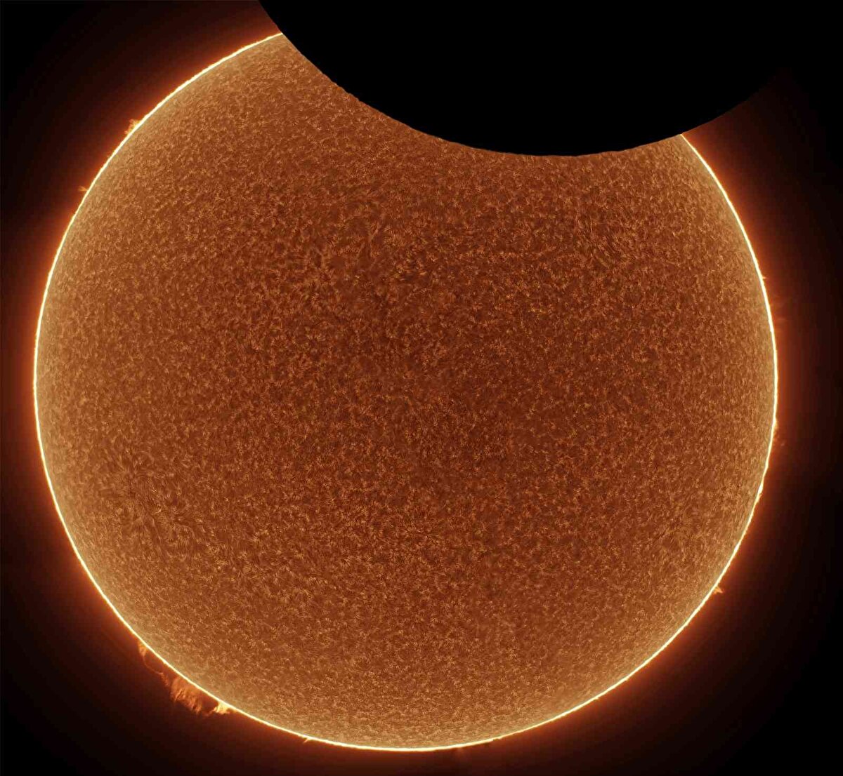 Niğde doğumlu astrofotoğrafçı Mehmet Ergün, “6 yaşında Almanya'ya geldim, uzaya merakım Türkiye'de köyde başladı. Ender görülen gökyüzü etkinliklerini fotoğraflıyorum. Örneğin bir ay veya güneş tutulması, güneşin veya ayın önünden geçen uluslar arası uzay istasyonu, dünyaya yaklaşmakta olan bir kuyruklu yıldızda olabilir. Çekim için çok özel teleskoplar kullanıyorum, çektiğim görüntüler sadece belirli dalga boylarında kameranın sensörü kayıt edilebiliyor. Özel geçişlerin ne zaman olacağını belirli aplikasyonlar sayesinde saniyesine kadar öğrenebiliyorum. Bir saniyelik çekim için 10 saat boyunca hazırlık yapmam gerekiyor” dedi.